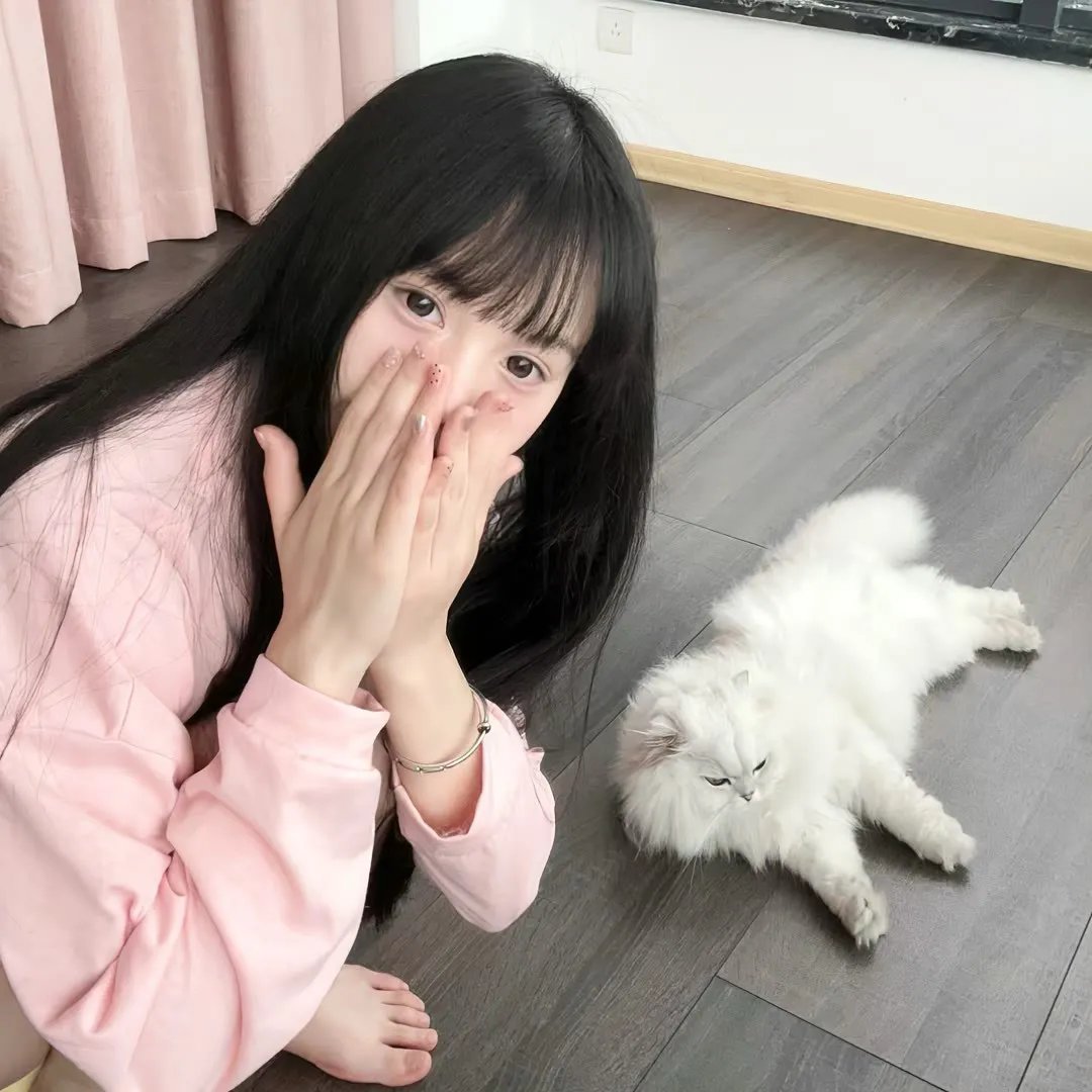 随盲柳入眠的女人